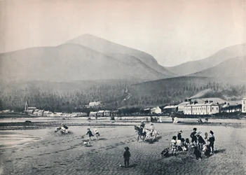 Newcastle, Co. Down. - Der Strand mit Slieve Donard, 1895