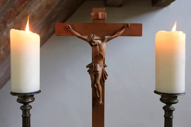 Obersteinbach, Bas-Rhin, Frankreich, 29.05.2014 - Kerzen und Kruzifix. Lutherischer Tempel