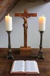 Obersteinbach, Bas-Rhin, Frankreich, 29.05.2014 - Kerzen, Kruzifix und Bibel. Lutherischer Tempel