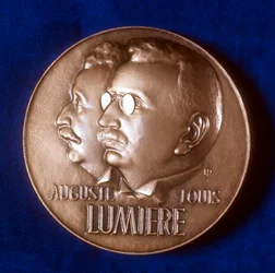 Vorderseite der Medaille zur Erinnerung an 50 Jahre Kinematographie durch die Brüder Lumière, 1945
