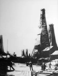 Ölförderung in Baku, Russland, ca. 1903-1906
