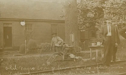 Ein alter Mann rettet einige Gegenstände nach einem Mob-Gewaltakt. Viele wurden mittellos und obdachlos, 1908.