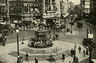 Eine von Londons beliebtesten Statuen ist die von Eros, die den Brunnen am Piccadilly Circus krönt