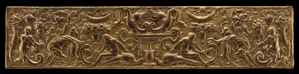 Eines von zwei ornamentalen Frieses