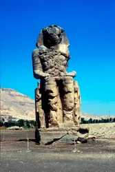 Einer der Kolosse von Memnon, nahe dem Tal der Könige, Ägypten, 14. Jahrhundert v. Chr.