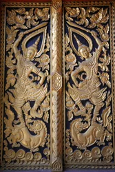 Verzierte Tempeltür im Wat Chedi Luang, Chiang Mai, Thailand