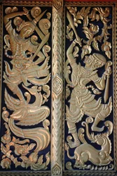 Verzierte Tempeltür im Wat Chedi Luang, Chiang Mai, Thailand