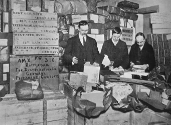 Verpacken von Geschenken für britische Gefangene in Deutschland, 1915