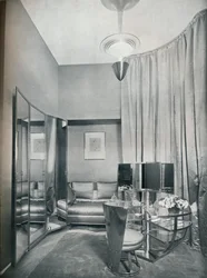 Teil eines Boudoir-Ankleidezimmers in taubengrauem Satin und verchromtem Metall, von Eugene Printz