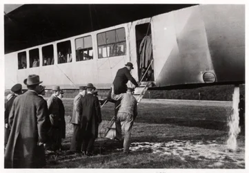 Passagiere besteigen Zeppelin LZ 11 Viktoria Luise, ca. 1912-1914, 1933
