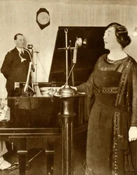 Darsteller singen ein Duett in einem der Studios von 2LO, Savoy Hill, London, 1923