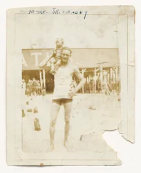 Fotografie von Cpl. Lawrence Leslie McVey mit seinem Sohn, Lawrence McVey Jr., 1925