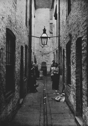 Fotografie eines sonnenlosen Hofes in Liverpool, kürzlich vom Gesundheitsausschuss der Stadt geschlossen