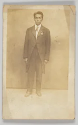 Fotopostkarte eines Mannes im Anzug, 1904-1918