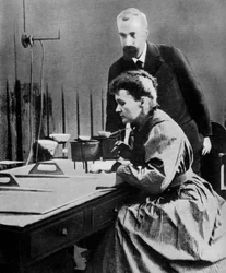 Pierre und Marie Curie in ihrem Labor, 1898