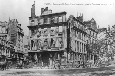 Postkarte zeigt Schäden am Deffieux Restaurant, Porte St.-Martin, nach der Pariser Kommune 1871