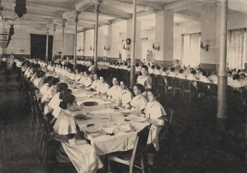 Schülerinnen des Smolny-Instituts für edle Jungfrauen in der Kantine