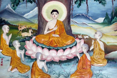 Quan The Am Bo Tat Tempel (Pagode des Avalokitesvara Bodhisattva). Shakyamuni Buddha predigt die Lehre - das Rad des Gesetzes - seinen fünf Jüngern. Vung Tau. Vietnam