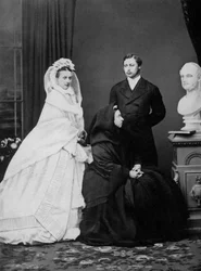 Königin Victoria mit dem Prinzen und der Prinzessin von Wales am Tag ihrer Hochzeit, 1863 1964