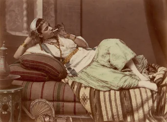 [Rauchende liegende Frau], 1870-90