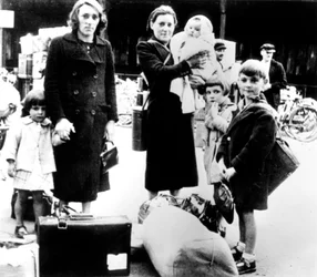 Flüchtlinge mit ihrem Hab und Gut, deutsch besetztes Paris, Juli 1940