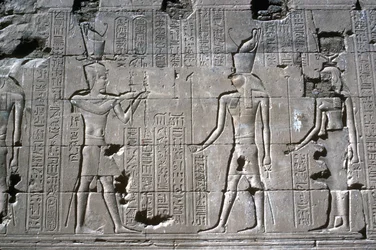 Relief des Pharaos vor Horus, Tempel des Horus, Edfu, Ägypten, Ptolemäische Zeit, ca. 251 v. Chr.-ca. 246 v. Chr.