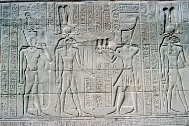 Relief des Pharaos vor Knum, Tempel von Khnum, ptolemäische und römische Perioden