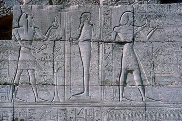 Relief zeigt Ramses II. vor Ptah, Das Ramesseum, Tempel von Ramses II., Luxor, Ägypten