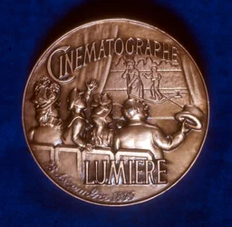 Rückseite der Medaille zur Erinnerung an 50 Jahre Kinematographie durch die Brüder Lumière, 1945