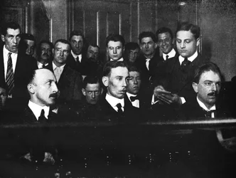 Robert Fay links und seine zwei Komplizen vor Gericht fotografiert, 1915
