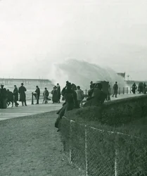 Raue See über der Promenade in Hastings, Sussex, spätes 19. - frühes 20. Jahrhundert