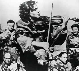 Russische Armeekrankenschwester spielt Geige, Ostfront, 1944