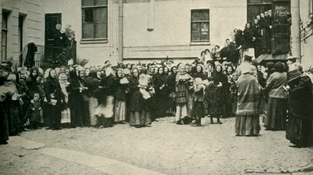 Russische Soldatenfrauen warten auf Nachrichten von der Front..., Erster Weltkrieg, 1915, ca. 1920
