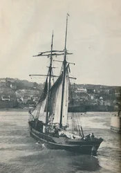 Einlaufen in den Hafen von Newlyn, die Isabella, ein zweimastiger Schoner vom Lancashire-Typ, 1937
