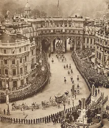 Matrosen säumen die Route am Trafalgar Square, 12. Mai 1937