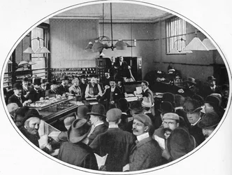 Verkauf von nicht eingelösten Waren bei Debenham, Storr und Sons Auktionsräumen, London, ca. 1903