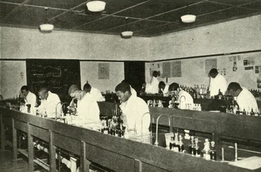 Szenen in einem einheimischen College - Studenten der Bakteriologie am Fort Hare Native College in Alice