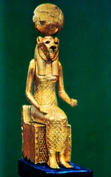 Sitzende Statuette der altägyptischen Göttin Sachmet, 16.-13. Jahrhundert v. Chr.