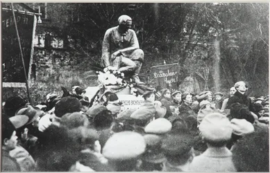 Sergei Jessenin bei der Einweihung des Koltsov-Razin-Denkmals, 1918