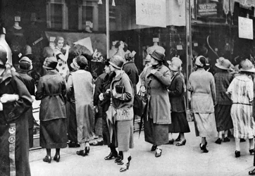 Einkäufer in der Kensington High Street, London, 1926-1927