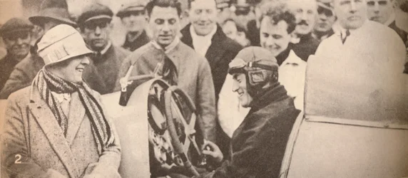 Vorführung des Antriebsmechanismus für interessierte Zuschauer, um 1927, 1935