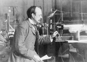 Sir Joseph John Thomson, Physiker und Erfinder, 1900