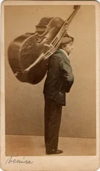 Kleines Metier: Porträt eines Kontrabassspielers, das Instrument auf dem Rücken tragend, Venedig. 19. Jahrhundert Druck auf Karton Maße 10,5x6 cm