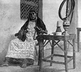 Somalische Frau raucht eine Wasserpfeife, Aden, 1922