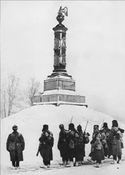 Sowjetische Soldaten am Denkmal für die Helden des Krieges von 1812 im Dorf Tarutino Kaluga