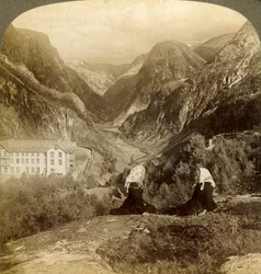 Stalheims Hotel und seine großartige Aussicht durch das berühmte Naerodal, Norwegen