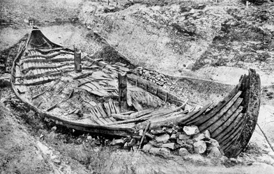 Heckansicht des Oseberg-Wikingerschiffs nach monatelangen Ausgrabungen, Norwegen, um 1904-1905