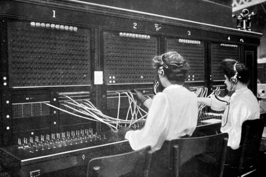 Telefonistinnen bei der Arbeit, frühes 20. Jahrhundert