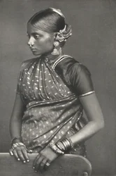 Tamulin mit Schmuck, 1926