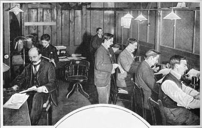 Band- und Telegrafenzimmer der Zeitung Daily Express, London, ca. 1900